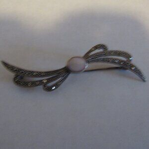 Signed 925 Vintage Sterling Silver Marcasite BOW PIN with Mother of Pearl Center
